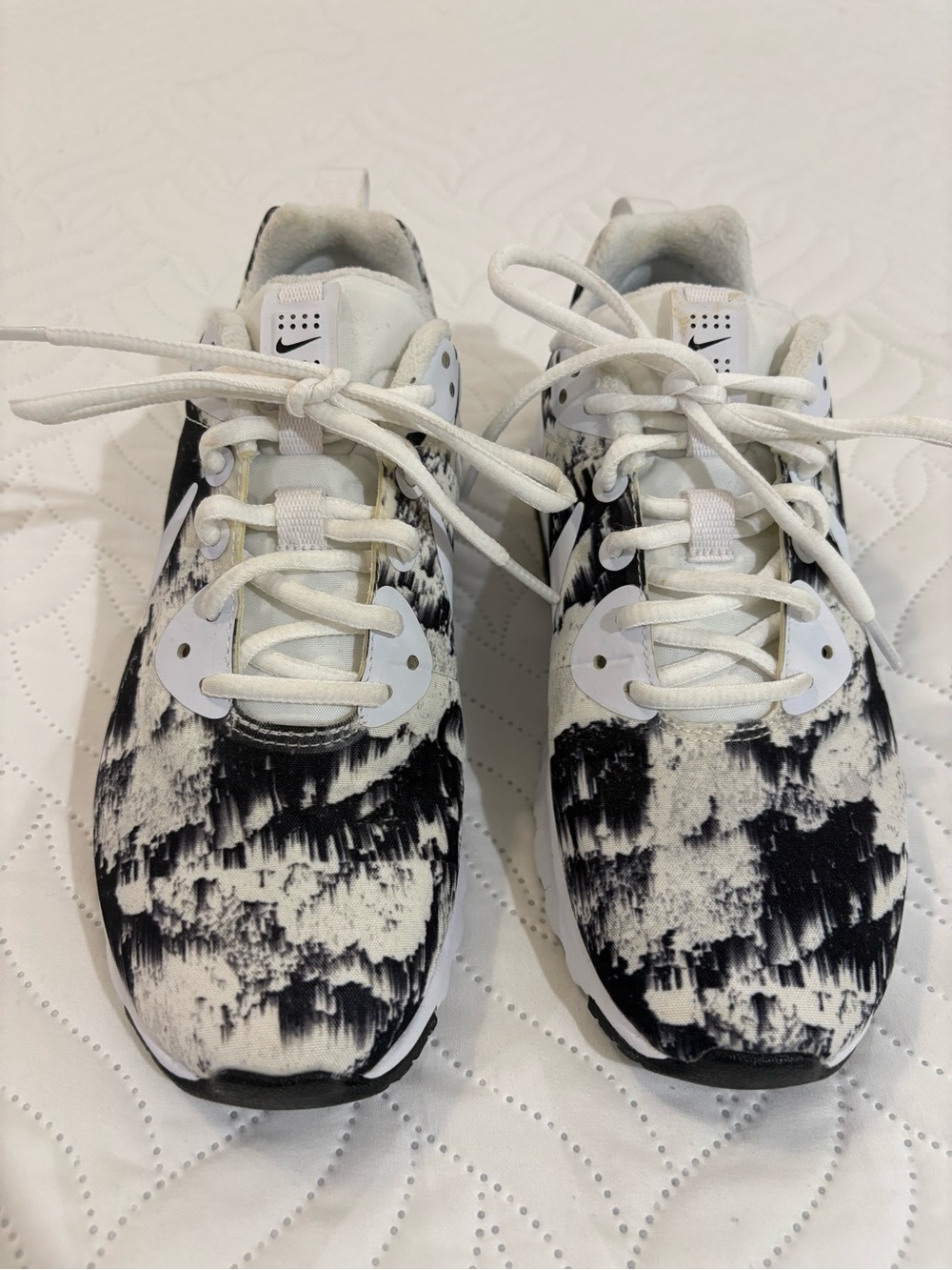 Women’s Nike Air Max Motion LW Print Black White Sneakers Size 8